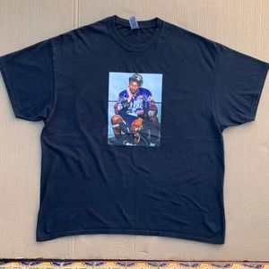 Kobe Bryant tribute Tee, post 2001 championship shower stall pic, used good cond